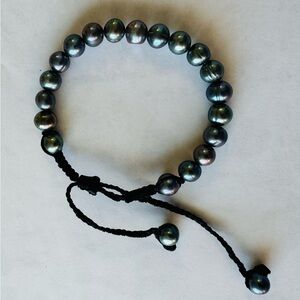 Freshwater pearl bracelet.